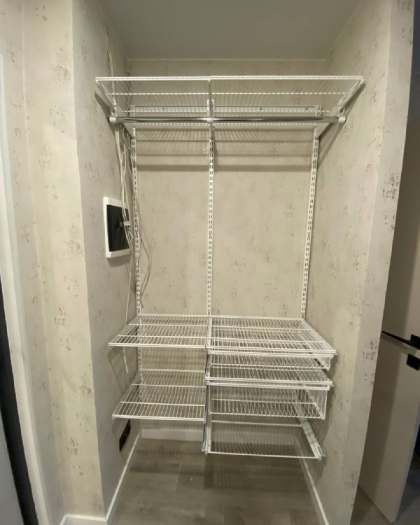 Белая прямая гардеробная с выдвижными корзинами, ~1,2×0,8 м, фото 1