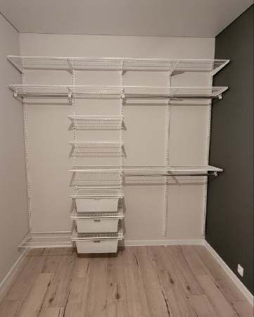 Белая прямая гардеробная с выдвижными корзинами, ~2,2×2,1 м, фото 1