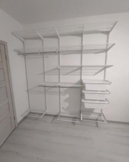 Белая прямая гардеробная с выдвижными корзинами, ~3×2,5 м, фото 1
