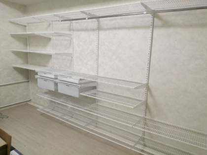 Белая прямая гардеробная с выдвижными корзинами, фото 1