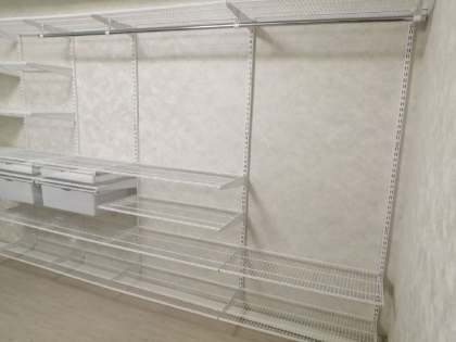 Белая прямая гардеробная с выдвижными корзинами, фото 2