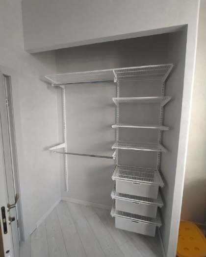 Белая прямая гардеробная с выдвижными корзинами, ~1,5×1,2 м, фото 1