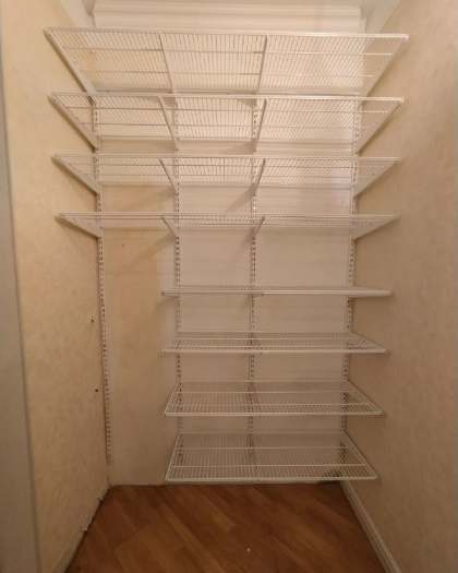 Белая прямая гардеробная с выдвижными корзинами, ~1,2×1,5 м, фото 2