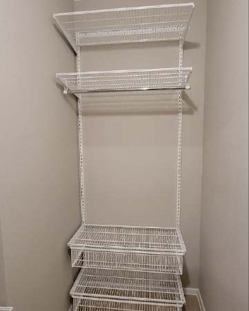 Белая прямая гардеробная с выдвижными корзинами, ~1×2 м, фото 2