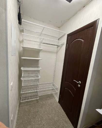 Белая прямая гардеробная с выдвижными корзинами, ~1,2×2 м, фото 1
