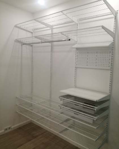 Белая прямая гардеробная с выдвижными корзинами, ~2×1,5 м, фото 1