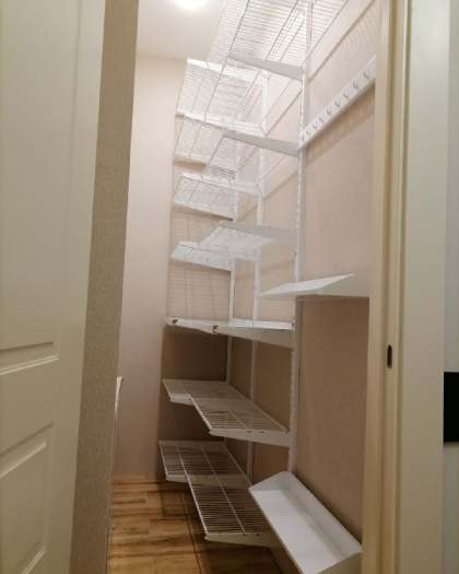 Белая прямая гардеробная с выдвижными корзинами, ~1,2×2 м, фото 1