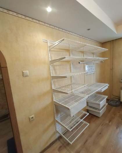 Белая прямая гардеробная с выдвижными корзинами, фото 1