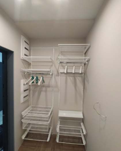 Белая прямая гардеробная с выдвижными корзинами, ~1,5×2,1 м, фото 1