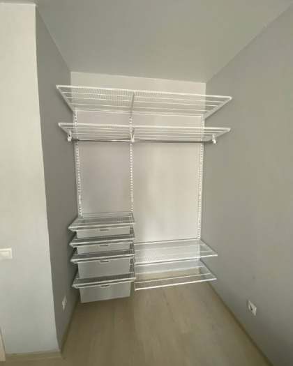 Белая прямая гардеробная с выдвижными корзинами, ~1,5×1,5 м, фото 1