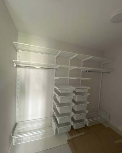 Белая прямая гардеробная с выдвижными корзинами, ~2,7×1,8 м, фото 1