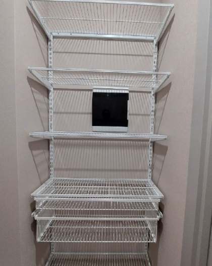 Белая прямая гардеробная с выдвижными корзинами, ~0,8×1 м, фото 1