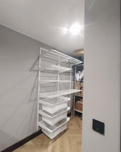 Белая прямая гардеробная с выдвижными корзинами, ~1,2×2 м, фото 1