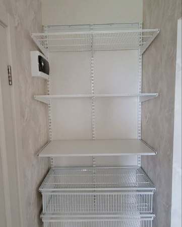 Белая прямая гардеробная с выдвижными корзинами, ~1,2×1,2 м, фото 1