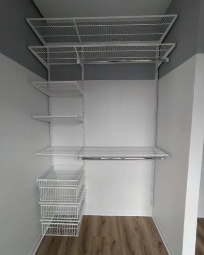 Белая прямая гардеробная с выдвижными корзинами, ~1,5×1,2 м, фото 1