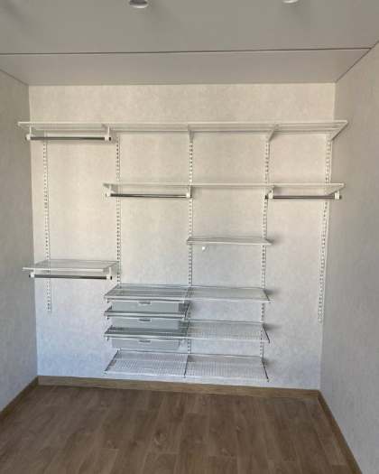 Белая прямая гардеробная с выдвижными корзинами, ~2,7×1,8 м, фото 1
