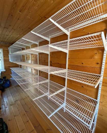 Белая прямая гардеробная с выдвижными корзинами, фото 1