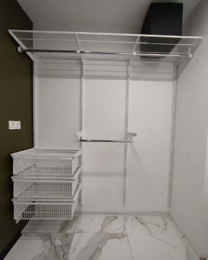 Белая прямая гардеробная с выдвижными корзинами, ~2,7×1,8 м, фото 1