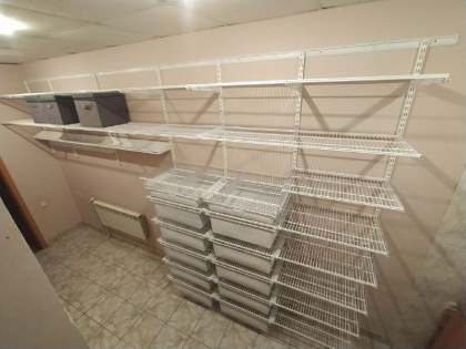 Белая прямая гардеробная с выдвижными корзинами, фото 1