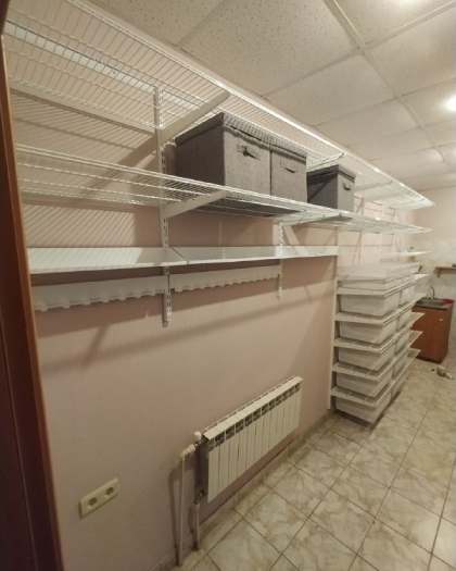 Белая прямая гардеробная с выдвижными корзинами, фото 2