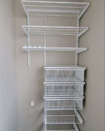 Белая прямая гардеробная с выдвижными корзинами, ~1,2×1,8 м, фото 1
