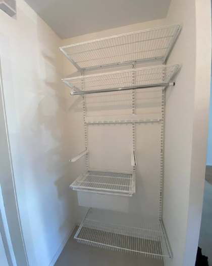 Белая прямая гардеробная с выдвижными корзинами, ~1,2×1,5 м, фото 1