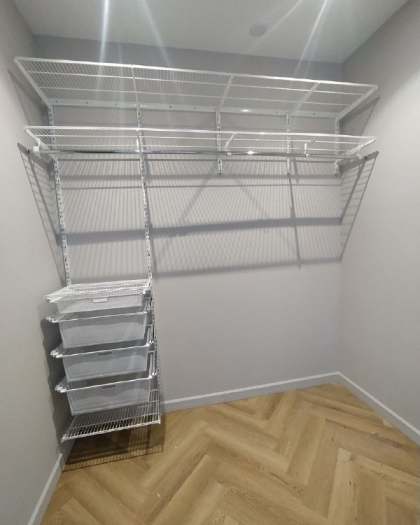 Белая прямая гардеробная с выдвижными корзинами, ~2,1×1,8 м, фото 1