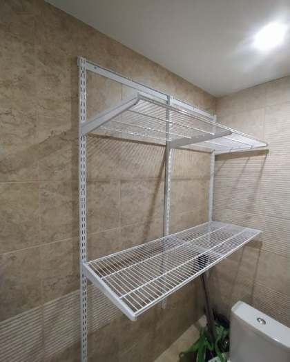 Белая прямая гардеробная в кладовке, ~1,5×1,7 м, фото 1
