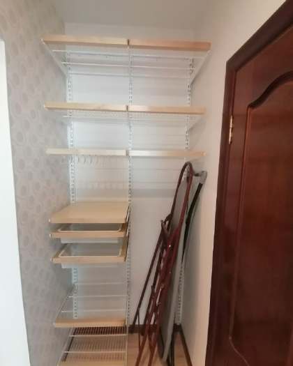 Белая прямая кладовка с деревом и выдвижными корзинами, ~1,2×1,1 м, фото 1