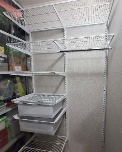 Белая прямая кладовка с выдвижными корзинами, ~1,2×1,6 м, фото 1