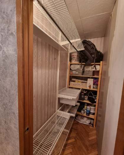 Белая прямая кладовка с выдвижными корзинами, ~0,9×2,2 м, фото 1