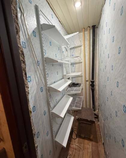 Белая прямая кладовка с выдвижными корзинами, ~0,9×2,1 м, фото 1