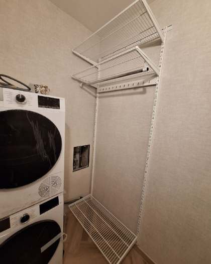 Белая прямая постирочная с выдвижными корзинами, ~1,5×1,8 м, фото 1