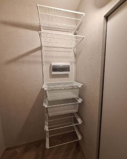 Белая прямая постирочная с выдвижными корзинами, ~1,5×1,8 м, фото 2