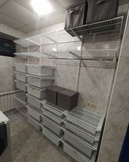 Белая прямая постирочная с выдвижными корзинами, ~2,5×1,8 м, фото 1
