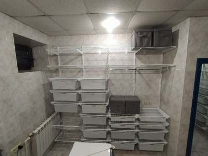Белая прямая постирочная с выдвижными корзинами, ~2,5×1,8 м, фото 2