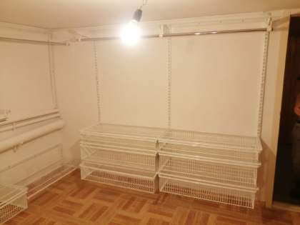 Белая система хранения в подсобке с выдвижными корзинами, фото 2