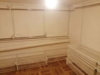 Белая система хранения в подсобке с выдвижными корзинами, фото 3