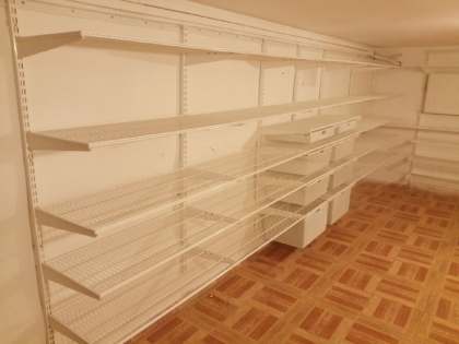 Белая система хранения в подсобке с выдвижными корзинами, фото 6