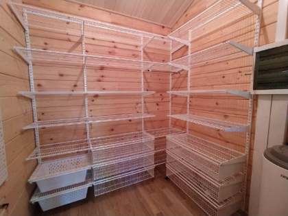 Белая система хранения в подсобке с выдвижными корзинами, фото 2