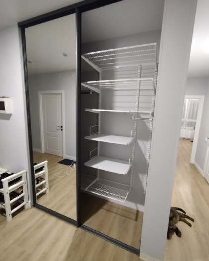 Белая система в прихожую с зеркалом и дверями-купе, фото 2