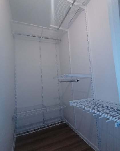 Белая угловая гардеробная, ~1,5×2 м, фото 1