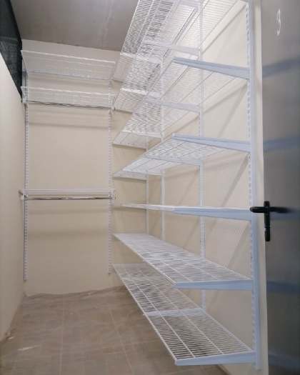 Белая угловая гардеробная, ~2,4×1,8 м, фото 1