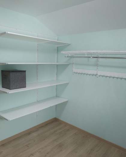 Белая угловая гардеробная, ~2,4×1,8 м, фото 1