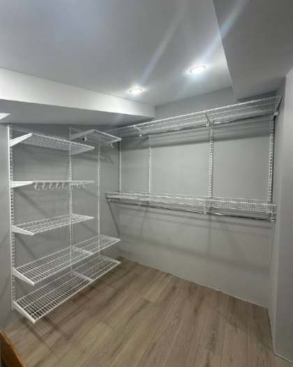 Белая угловая гардеробная, ~2,4×1,8 м, фото 1