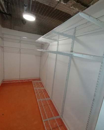 Белая угловая гардеробная, ~1,8×2,7 м, фото 1