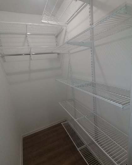 Белая угловая гардеробная, ~1,5×1,9 м, фото 1