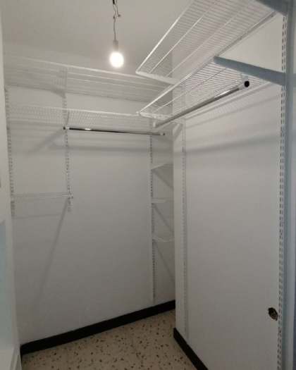 Белая угловая гардеробная, ~1,5×1,8 м, фото 1
