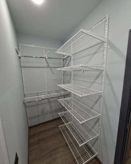 Белая угловая гардеробная, ~1,5×2,1 м, фото 1