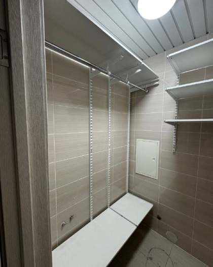 Белая угловая гардеробная, ~1×1,8 м, фото 2